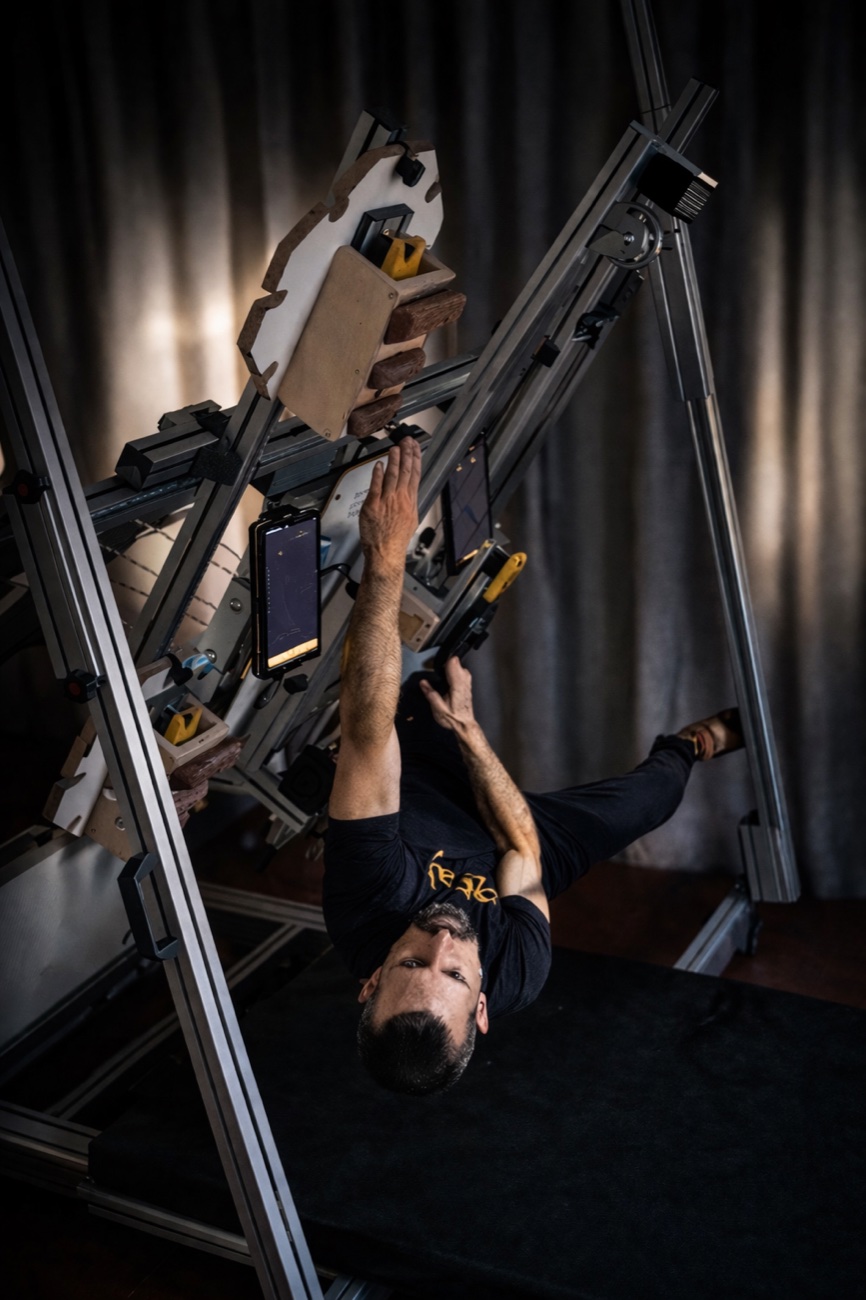 Escalador midiendo su perfil neuromotor en el New Concept Board
